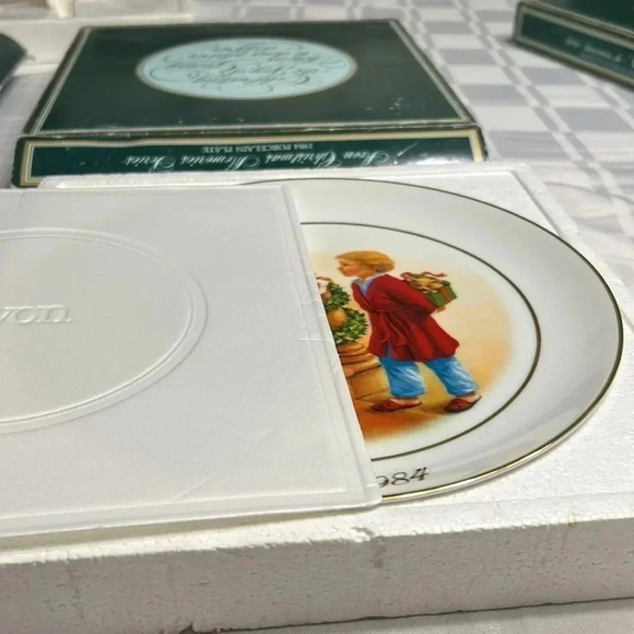 1984 AVON 9” PORCELINE 22 K  gold trim! EXCELLENT CONDITION. JOY OF GIVING - Picture 11 of 11